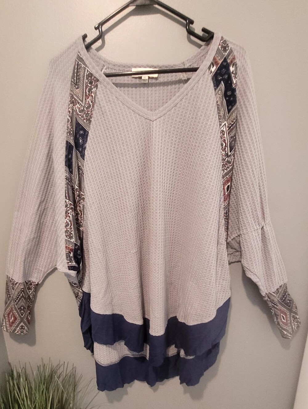 UMGEE Boho Light Gray Waffle Knit V-Neck Tunic with Navy Trim Sz Xl